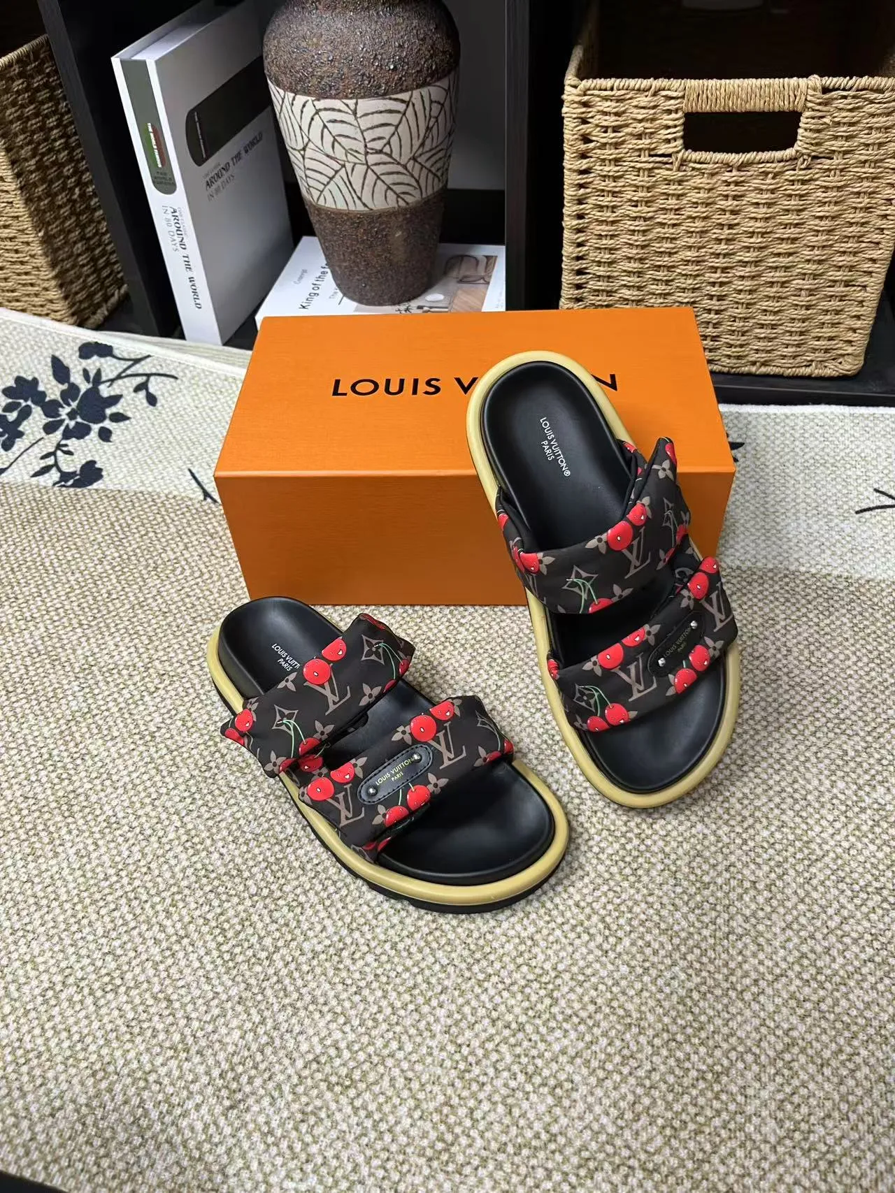 P340 yuan LV Louis Vuitton Full of high-end feel! A popular model among bloggers at home and abroad, it’s retro and fashionable, and looks stunning on your feet! Mainly recommended model on the official website★ ━━━━━ ЅᏇєєt ━━━━━ ▪️Upper: original calfskin ➕5D printing process ▪️Inner: imported mixed sheepskin ▪️Outsole: original molded foam outsole ▪️Size: Female 35-40 Men's 39-44 (women's 41 men's 45)